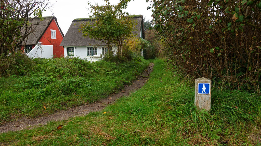 Kleine Fußwege liegen zwischen den Häusern von Sønderho.