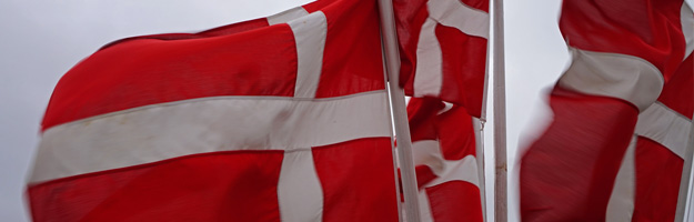 Dänische Flaggen im Hafen von Fanø.